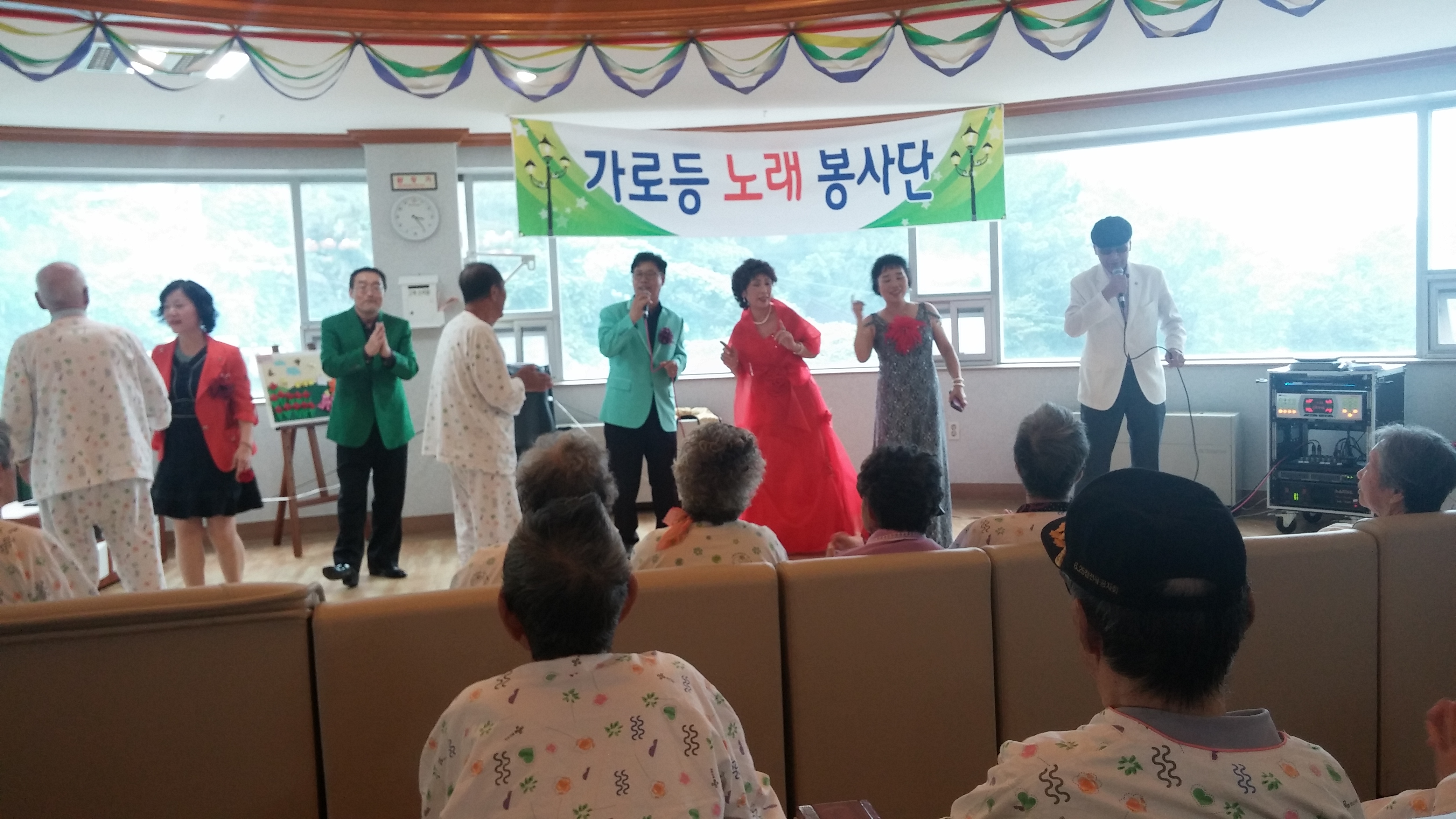 가로등 노래 봉사단 공연