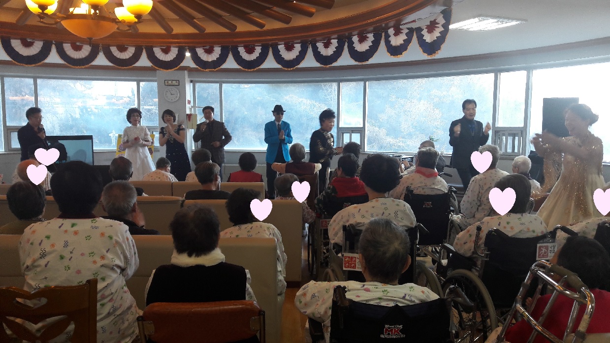 가로등 노래봉사단 공연
