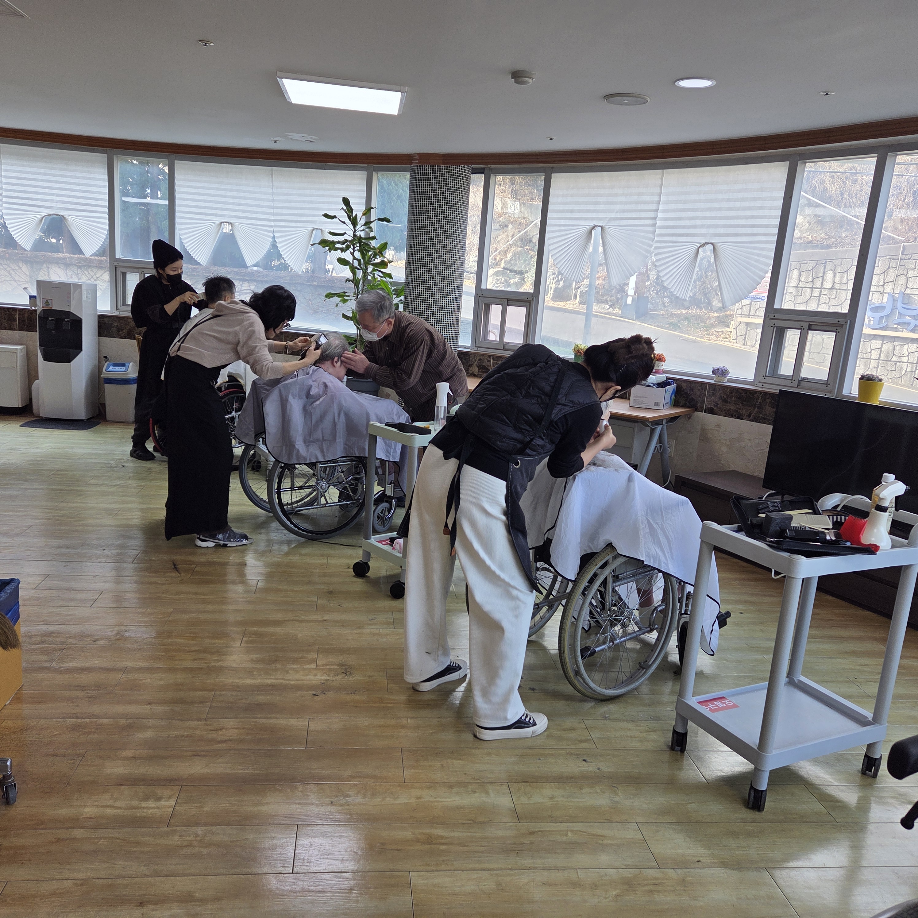 미용 봉사 날의 풍경